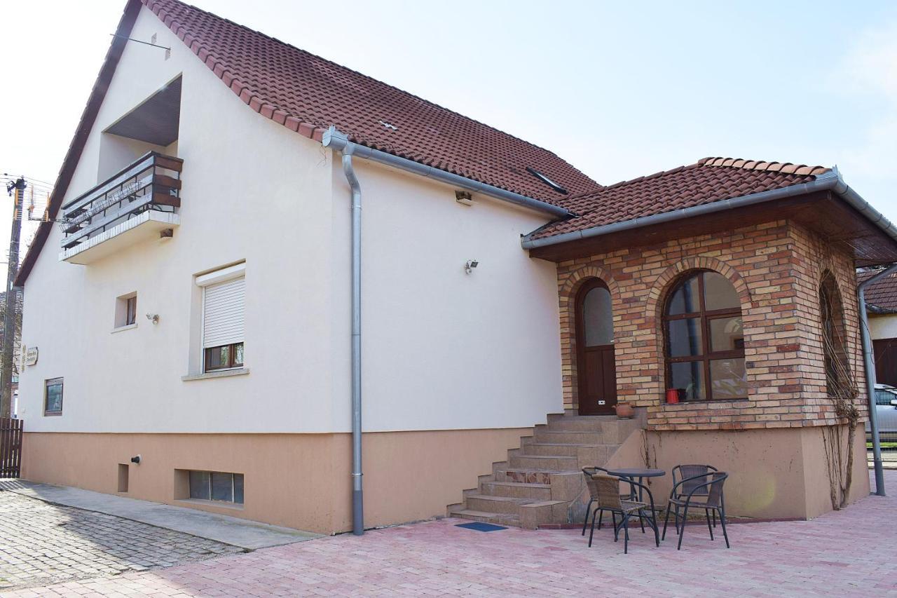 Borbarátok vendègház Villány Exterior foto